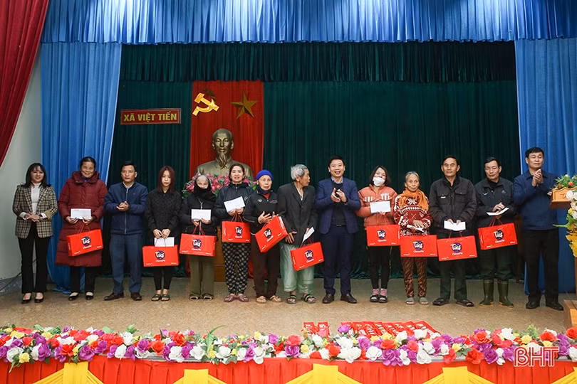 Báo Hà Tĩnh phối hợp trao quà tết cho các hoàn cảnh khó khăn ở Thạch Hà