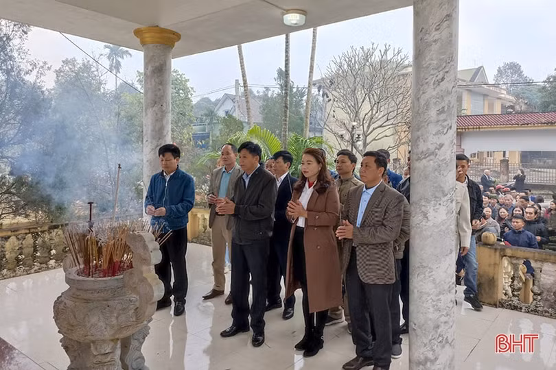 Thiêng liêng lễ chào cờ đầu năm mới ở Hà Tĩnh