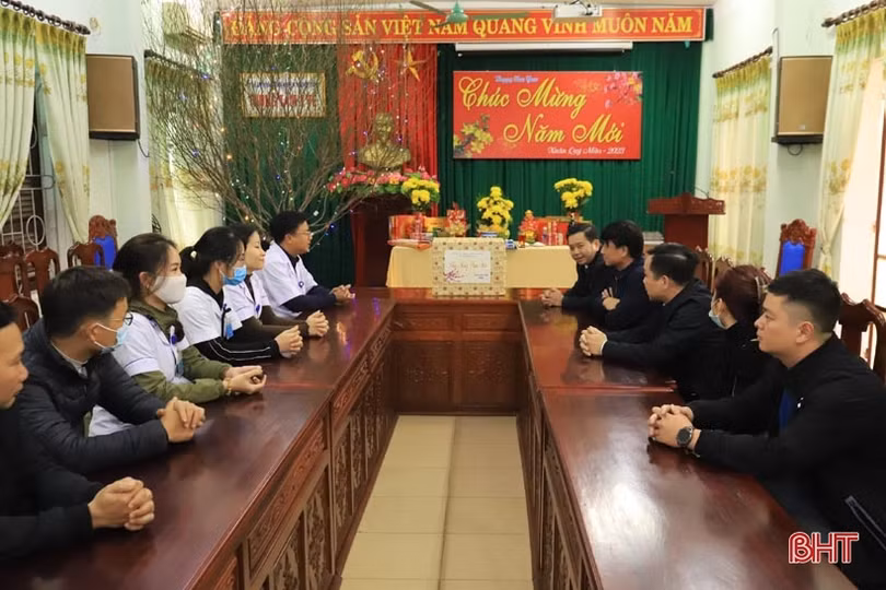 Lãnh đạo Hương Sơn chúc tết các đơn vị đêm giao thừa