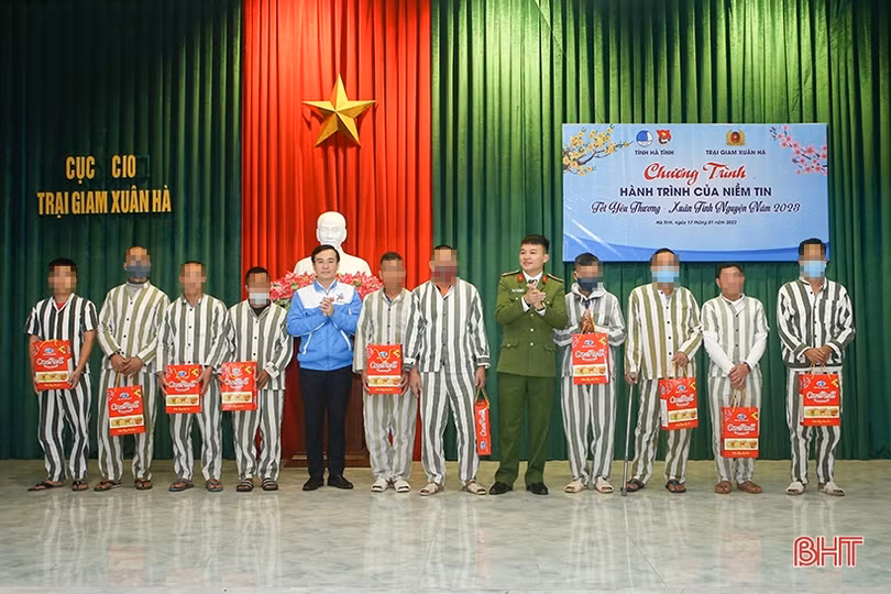 Tết yêu thương đến với phạm nhân Trại giam Xuân Hà