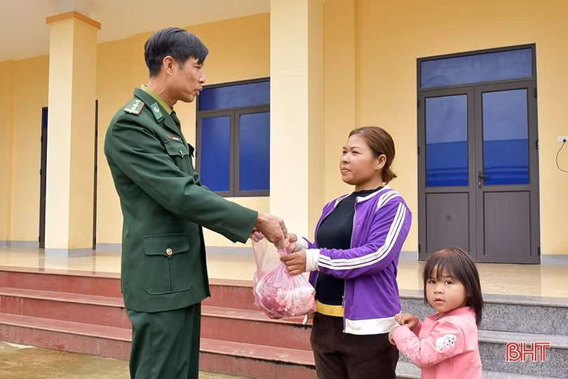 Mổ lợn, chia gạo nếp hỗ trợ bà con dân tộc Chứt đón tết