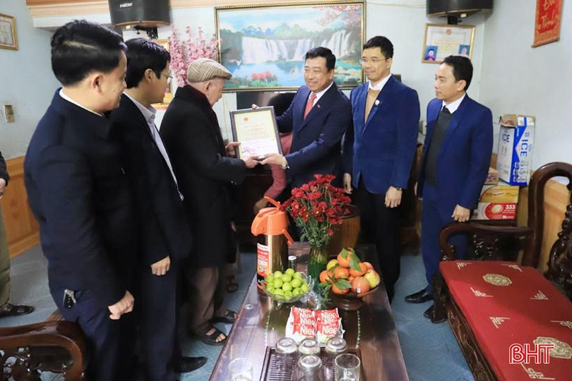 Lãnh đạo tỉnh chúc tết gia đình chính sách, người cao tuổi ở Hương Sơn