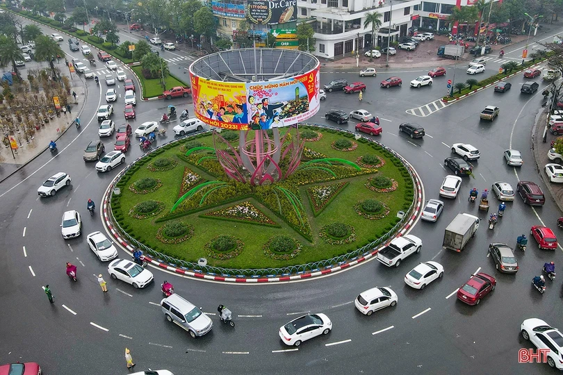 Công an TP Hà Tĩnh đội mưa phân luồng cho người dân sắm tết