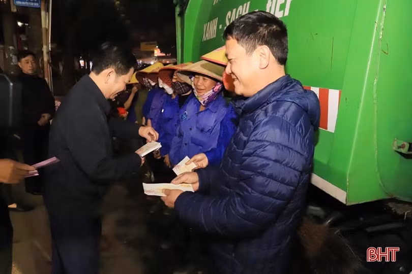 Lãnh đạo Hương Sơn chúc tết các đơn vị đêm giao thừa