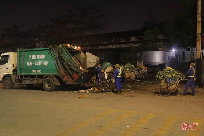 Giao thừa của những người thầm lặng làm sạch phố phường Hà Tĩnh