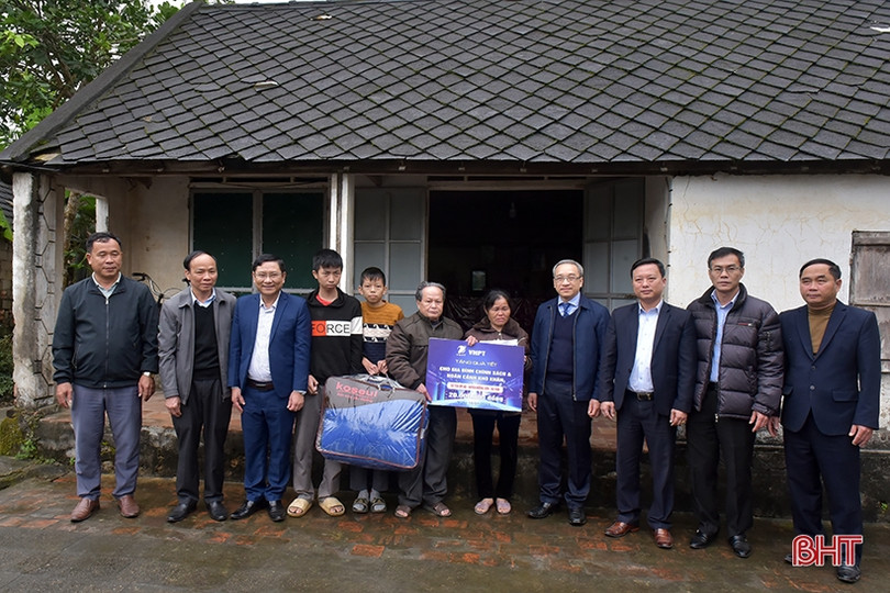 Lãnh đạo Bộ TT&TT trao quà tết cho gia đình chính sách, hộ nghèo ở Hương Sơn