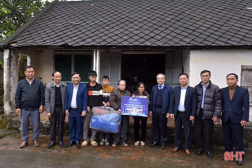 Lãnh đạo Bộ TT&TT trao quà tết cho gia đình chính sách, hộ nghèo ở Hương Sơn