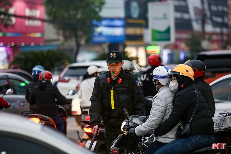 Công an TP Hà Tĩnh đội mưa phân luồng cho người dân sắm tết