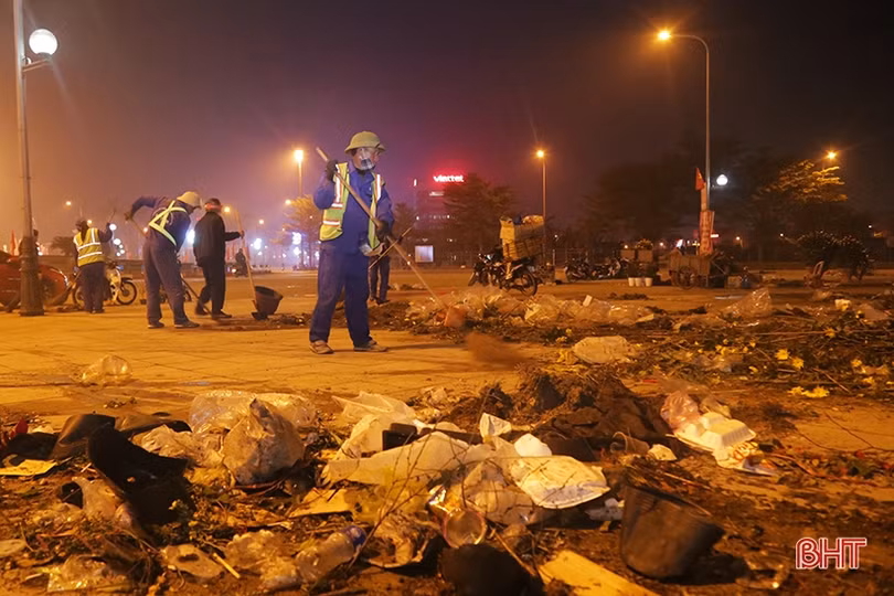 Giao thừa của những người thầm lặng làm sạch phố phường Hà Tĩnh