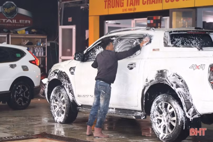 Dịch vụ rửa xe tất bật những ngày cuối năm