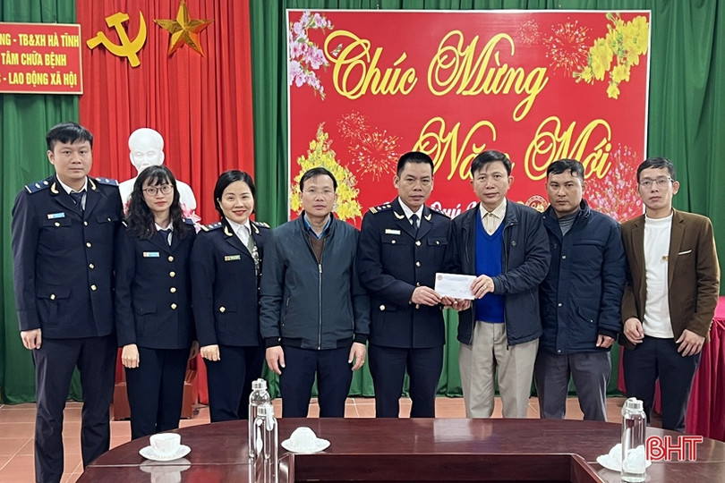 Cục Hải quan Hà Tĩnh tặng quà tết cho nhiều hoàn cảnh khó khăn