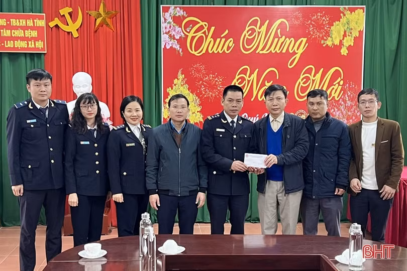 Cục Hải quan Hà Tĩnh tặng quà tết cho nhiều hoàn cảnh khó khăn