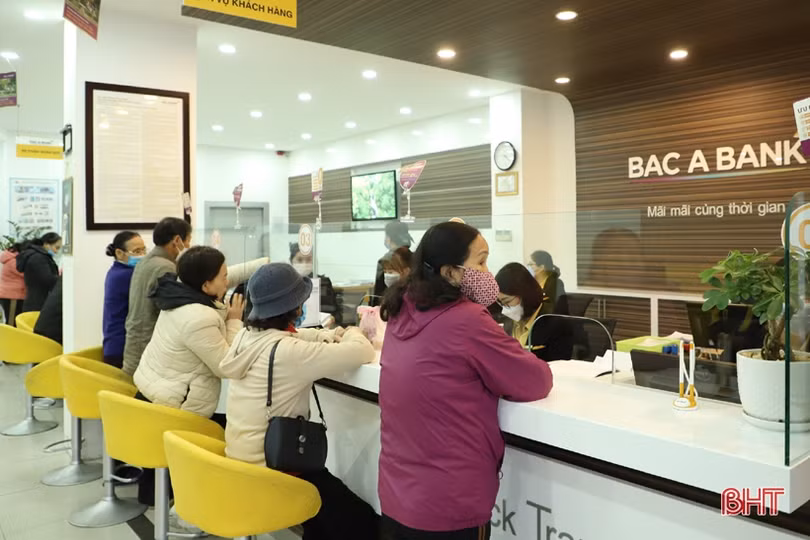 Nhân viên ngân hàng ở Hà Tĩnh “tăng ca” phục vụ nhu cầu giao dịch