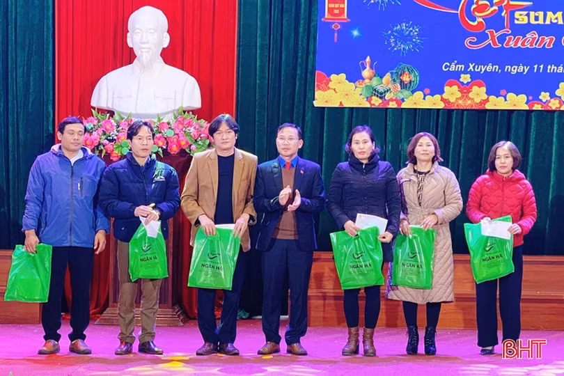 Cục Hải quan Hà Tĩnh tặng quà tết cho nhiều hoàn cảnh khó khăn