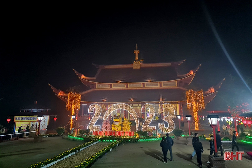 Người dân Hà Tĩnh náo nức đi lễ chùa