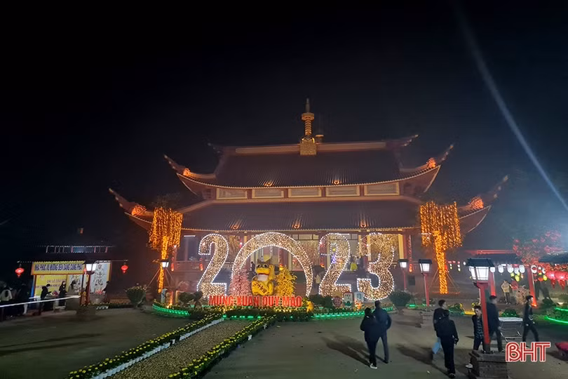 Người dân Hà Tĩnh náo nức đi lễ chùa