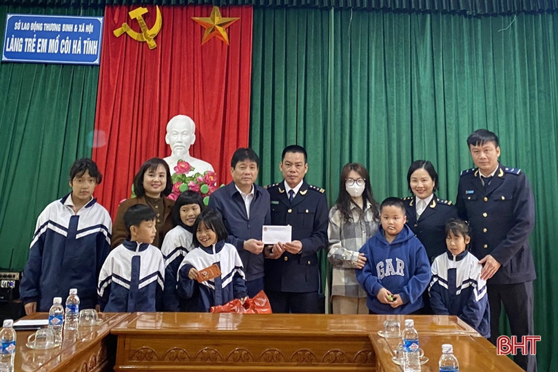 Cục Hải quan Hà Tĩnh tặng quà tết cho nhiều hoàn cảnh khó khăn