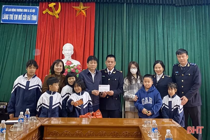 Cục Hải quan Hà Tĩnh tặng quà tết cho nhiều hoàn cảnh khó khăn