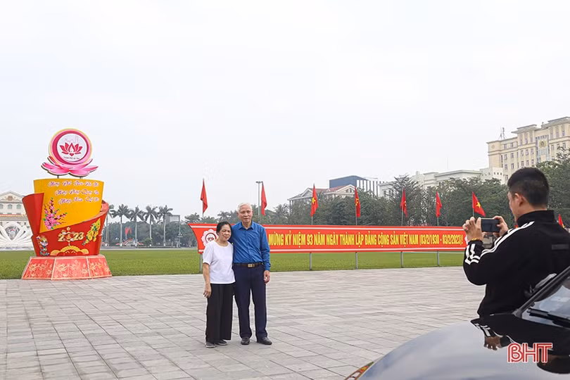 Thành Sen tĩnh lặng sáng đầu xuân