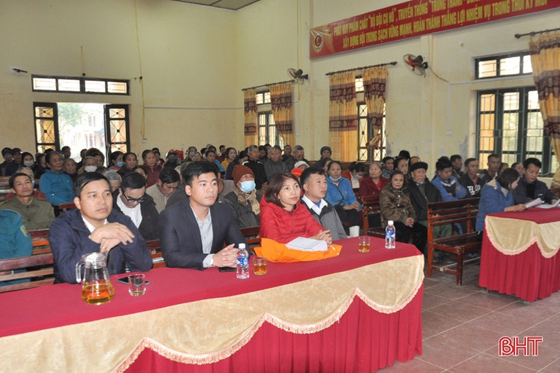 Các ngân hàng ở Hà Tĩnh trao 110 suất quà tết cho người dân “rốn lũ” Hương Khê