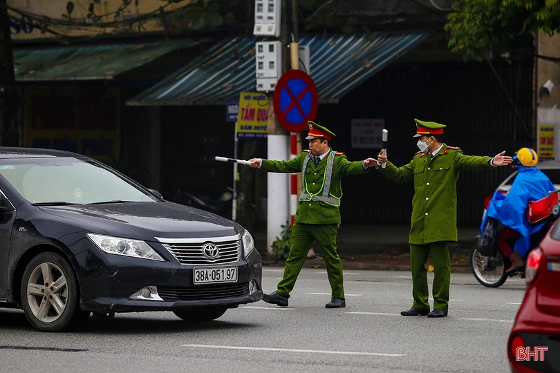 Công an TP Hà Tĩnh đội mưa phân luồng cho người dân sắm tết