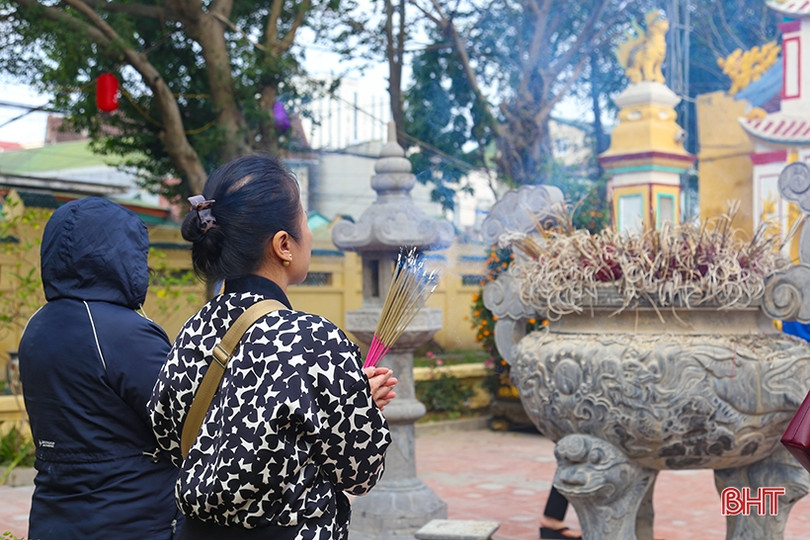 Thành Sen tĩnh lặng sáng đầu xuân