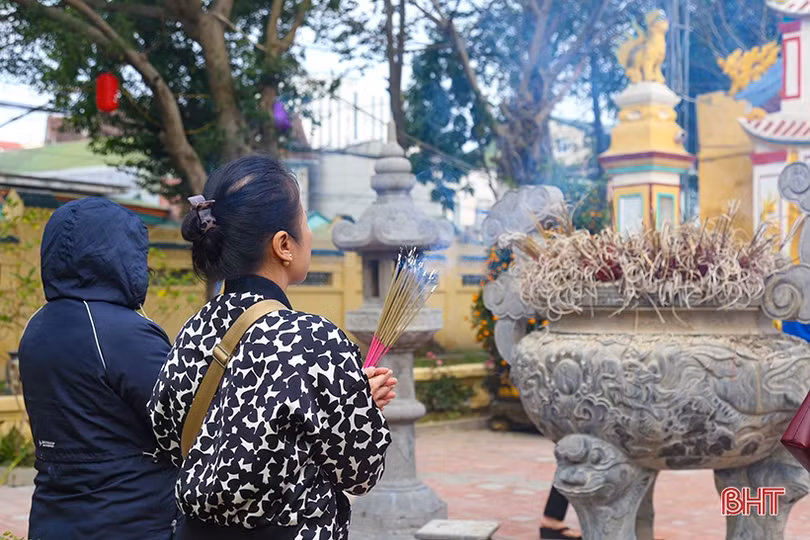 Thành Sen tĩnh lặng sáng đầu xuân