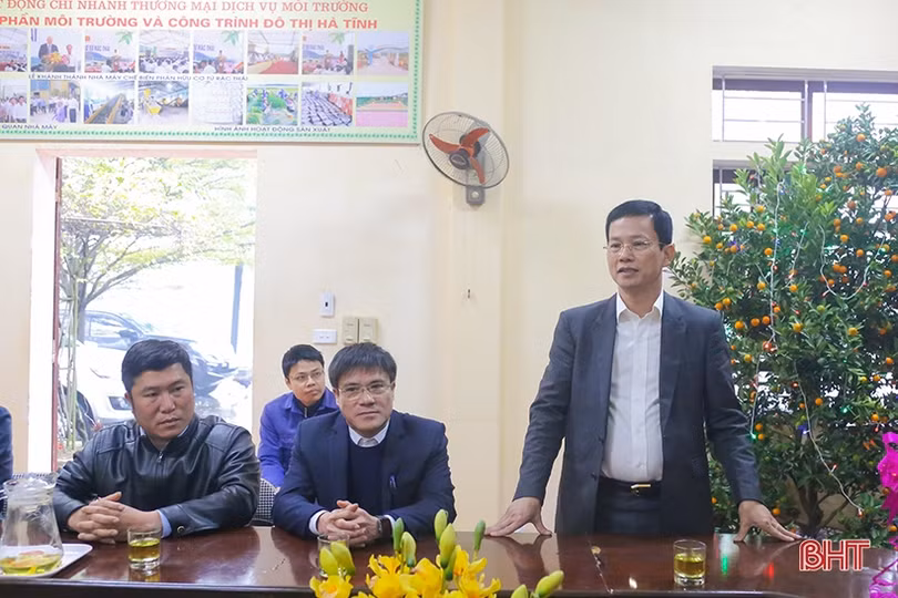 Lãnh đạo TP Hà Tĩnh động viên công nhân nhà máy xử lý rác thải dịp tết