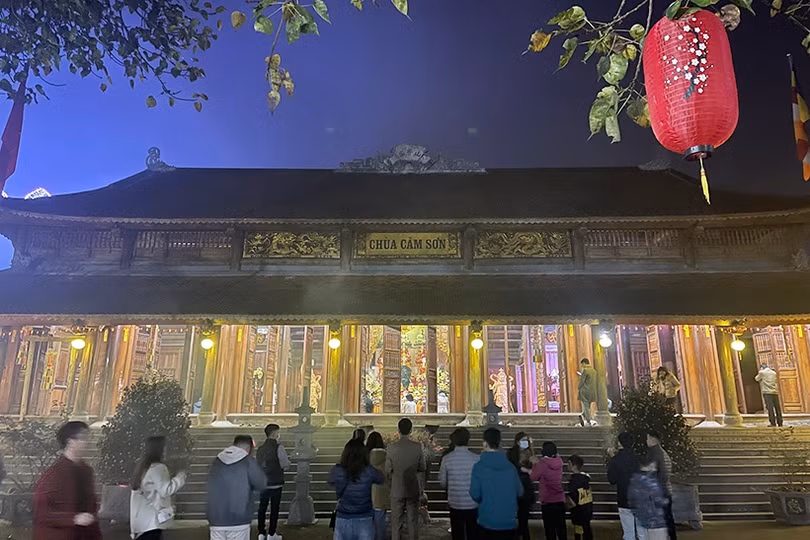 Người dân Hà Tĩnh náo nức đi lễ chùa