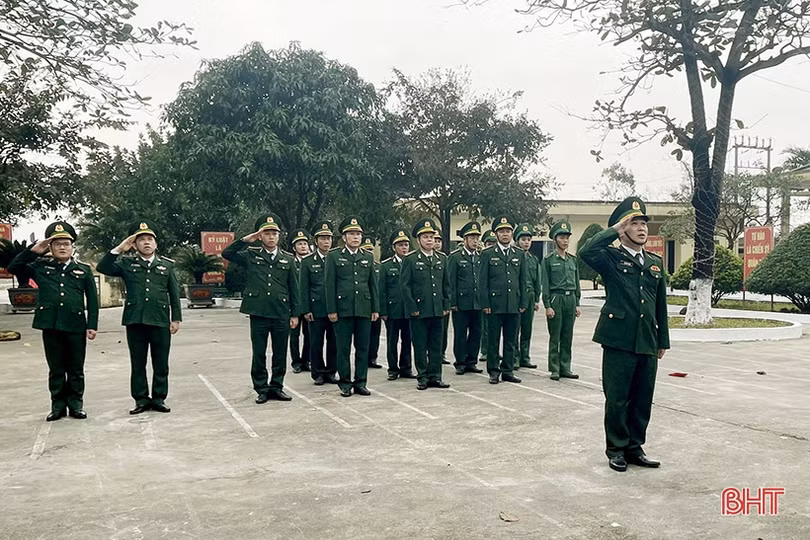 Thiêng liêng lễ chào cờ đầu năm mới ở Hà Tĩnh