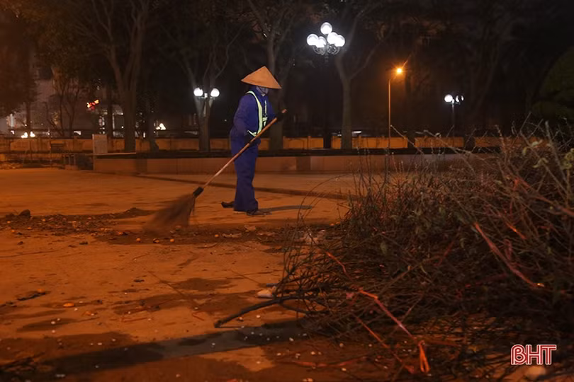 Giao thừa của những người thầm lặng làm sạch phố phường Hà Tĩnh