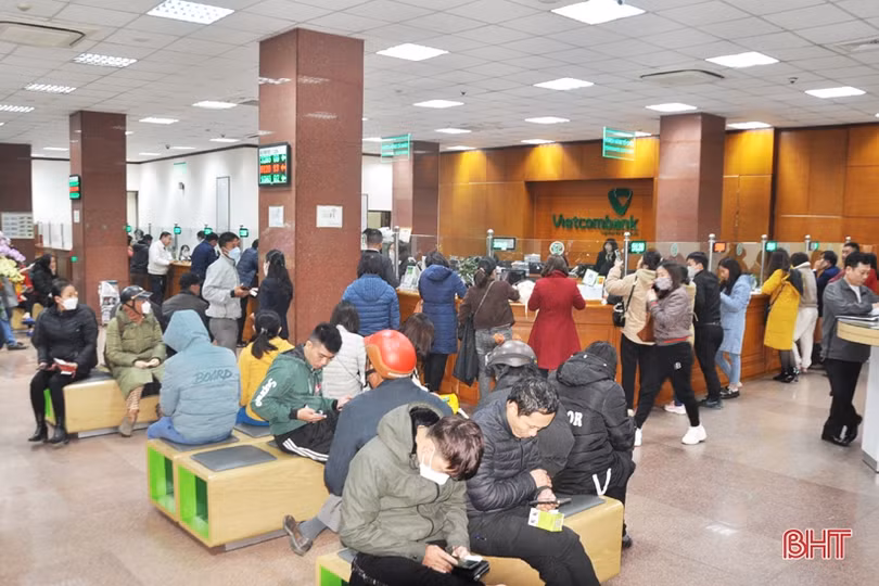 Nhân viên ngân hàng ở Hà Tĩnh “tăng ca” phục vụ nhu cầu giao dịch