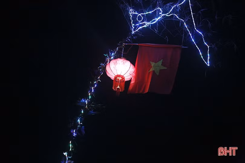 Chiêm ngưỡng những cung đường nêu lung linh ngày tết ở Hà Tĩnh