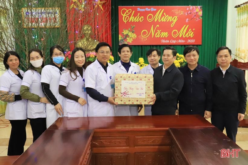 Lãnh đạo Hương Sơn chúc tết các đơn vị đêm giao thừa
