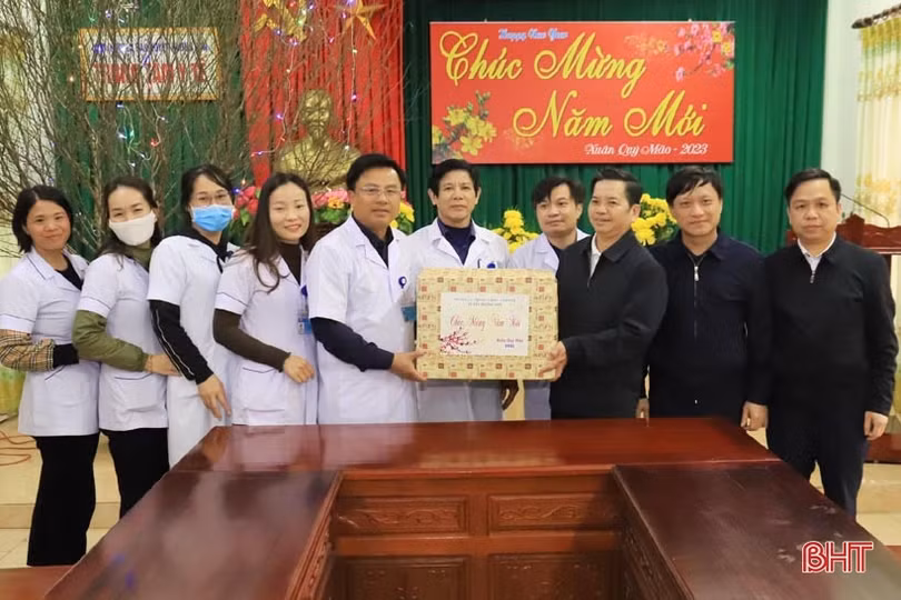 Lãnh đạo Hương Sơn chúc tết các đơn vị đêm giao thừa