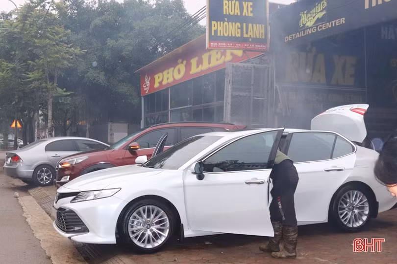 Dịch vụ rửa xe tất bật những ngày cuối năm