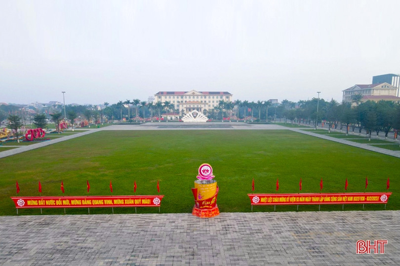 Thành Sen tĩnh lặng sáng đầu xuân