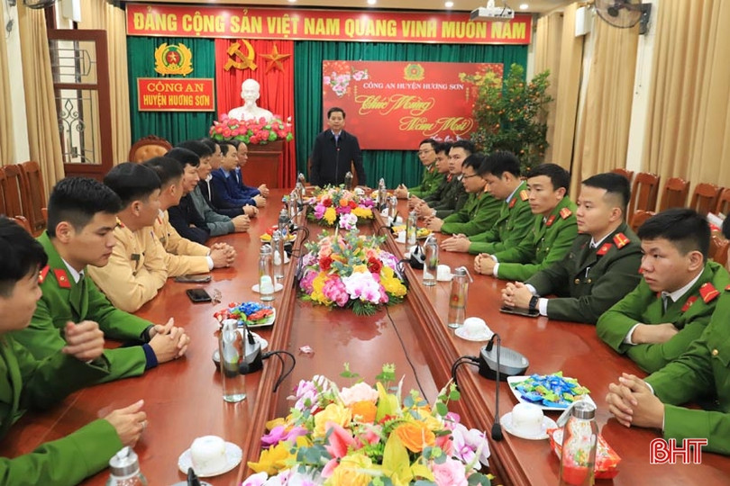 Lãnh đạo Hương Sơn chúc tết các đơn vị đêm giao thừa