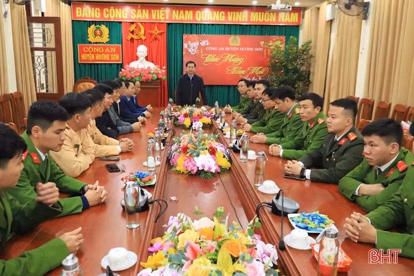 Lãnh đạo Hương Sơn chúc tết các đơn vị đêm giao thừa