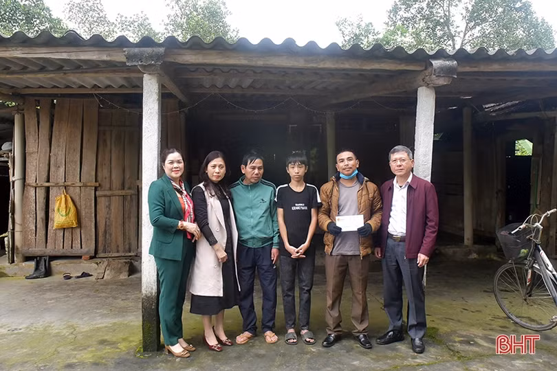 Hơn 12.342 hộ nghèo, hộ khó khăn, gia đình chính sách ở Hương Khê được nhận quà tết