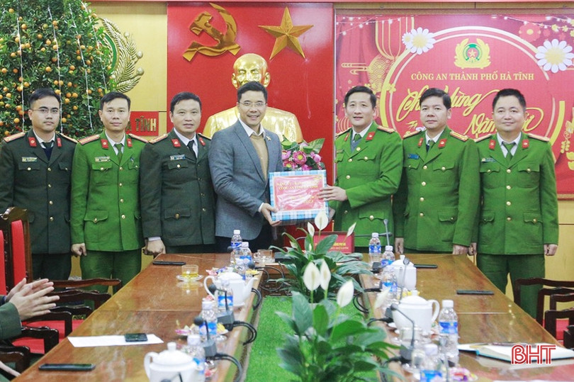 Giám đốc Công an tỉnh tặng quà người có công trên địa bàn TP Hà Tĩnh