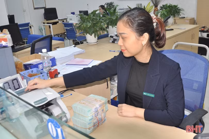 Nhân viên ngân hàng ở Hà Tĩnh “tăng ca” phục vụ nhu cầu giao dịch