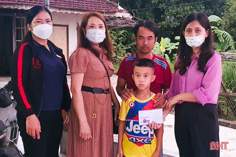 Hội Phụ nữ Hà Tĩnh tại Đức tặng quà tết cho người nghèo quê hương