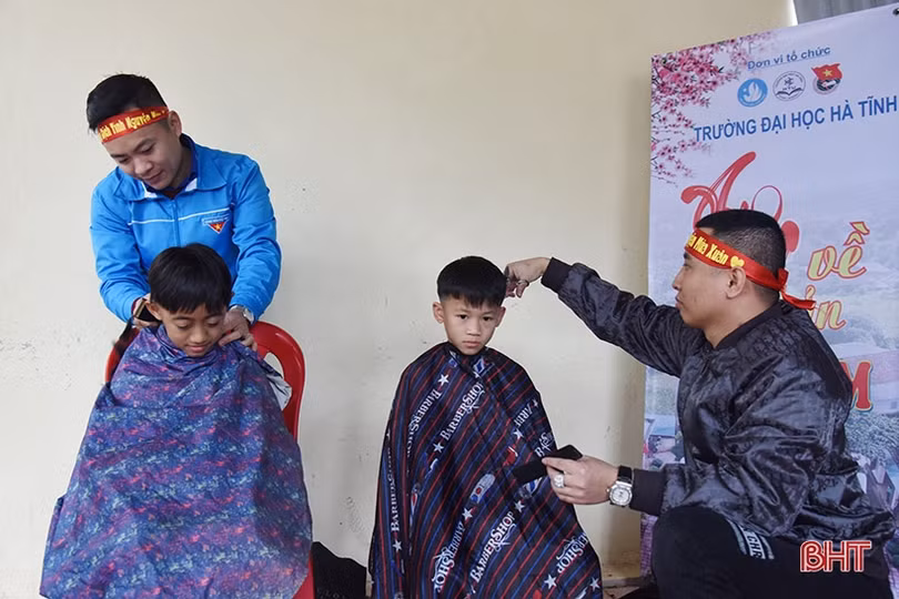 Sinh viên Đại học Hà Tĩnh mang “Xuân về với bản Phú Lâm”