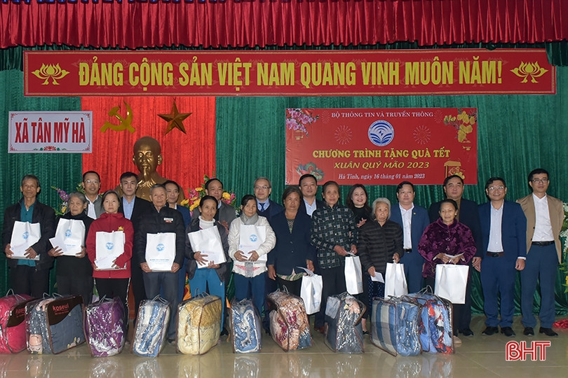 Lãnh đạo Bộ TT&TT trao quà tết cho gia đình chính sách, hộ nghèo ở Hương Sơn
