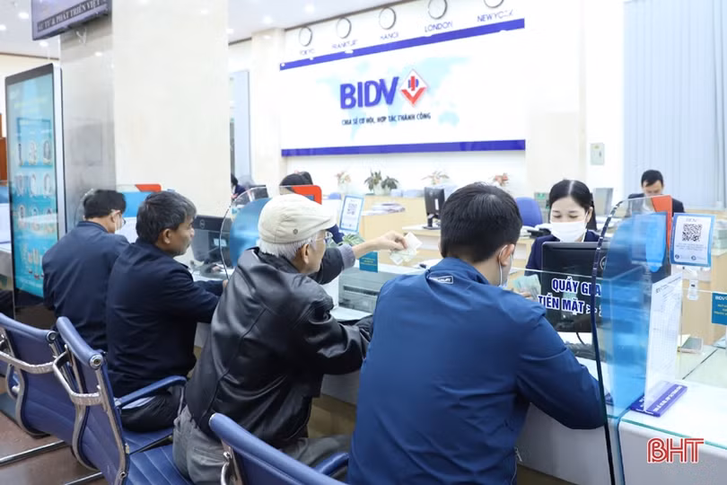 Nhân viên ngân hàng ở Hà Tĩnh “tăng ca” phục vụ nhu cầu giao dịch