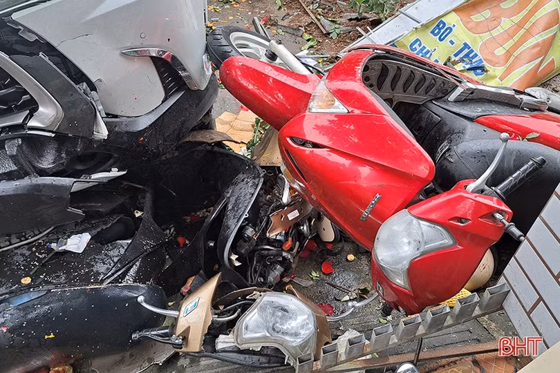 Toyota Cross mất lái, đâm liên hoàn 7 xe máy và Kia Morning ở Nghi Xuân