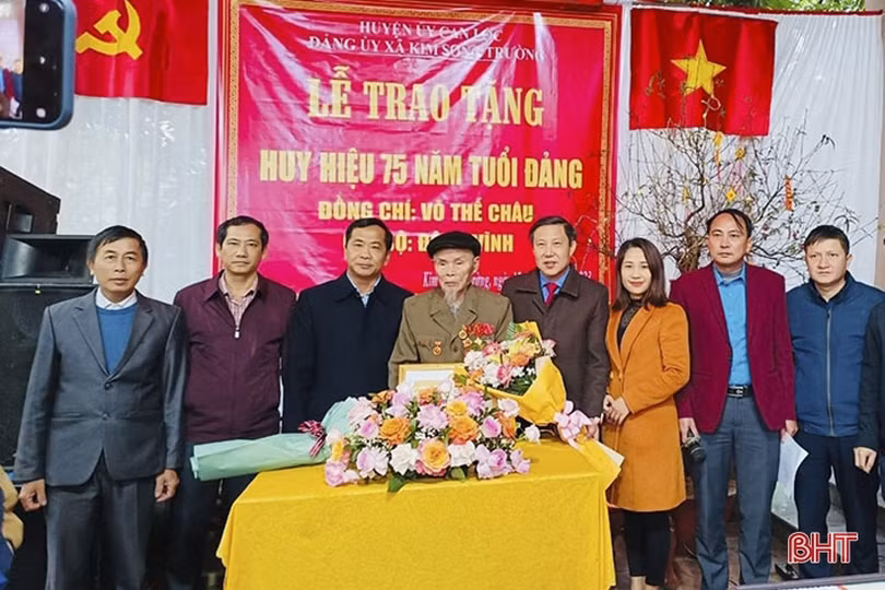 Can Lộc trao Huy hiệu 75 năm tuổi Đảng cho 4 đảng viên