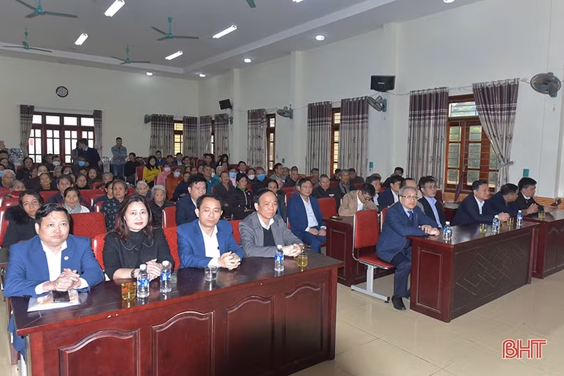 Lãnh đạo Bộ TT&TT trao quà tết cho gia đình chính sách, hộ nghèo ở Hương Sơn