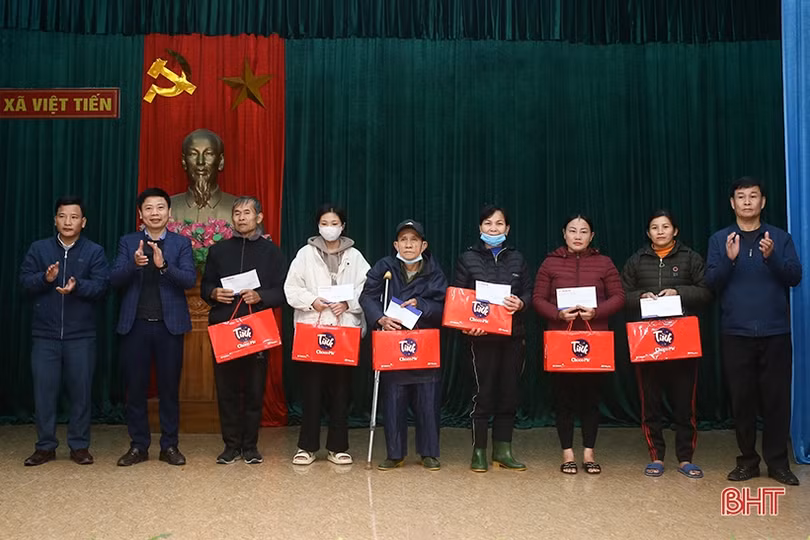 Báo Hà Tĩnh phối hợp trao quà tết cho các hoàn cảnh khó khăn ở Thạch Hà